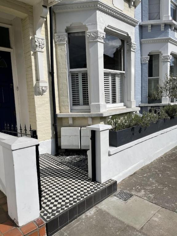Апартаменты Beautiful Ground Floor Garden Flat Лондон Экстерьер фото